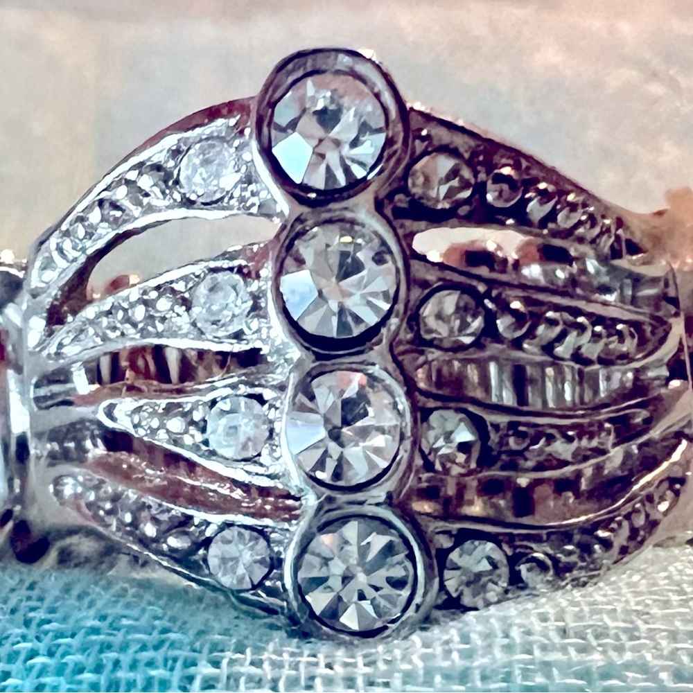 So much shine and fun in this blingy expandable ring